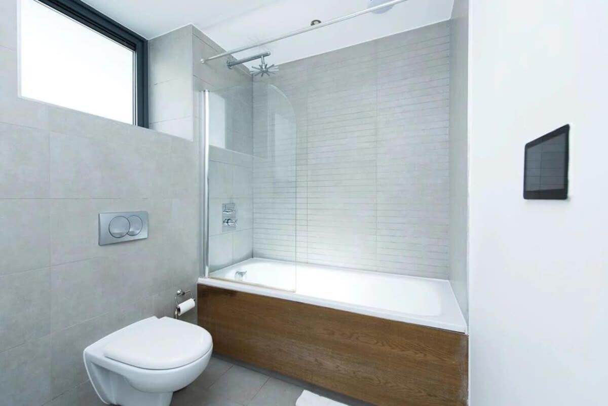 Modern 2 Bed Apartment W Balcony In London Exteriör bild