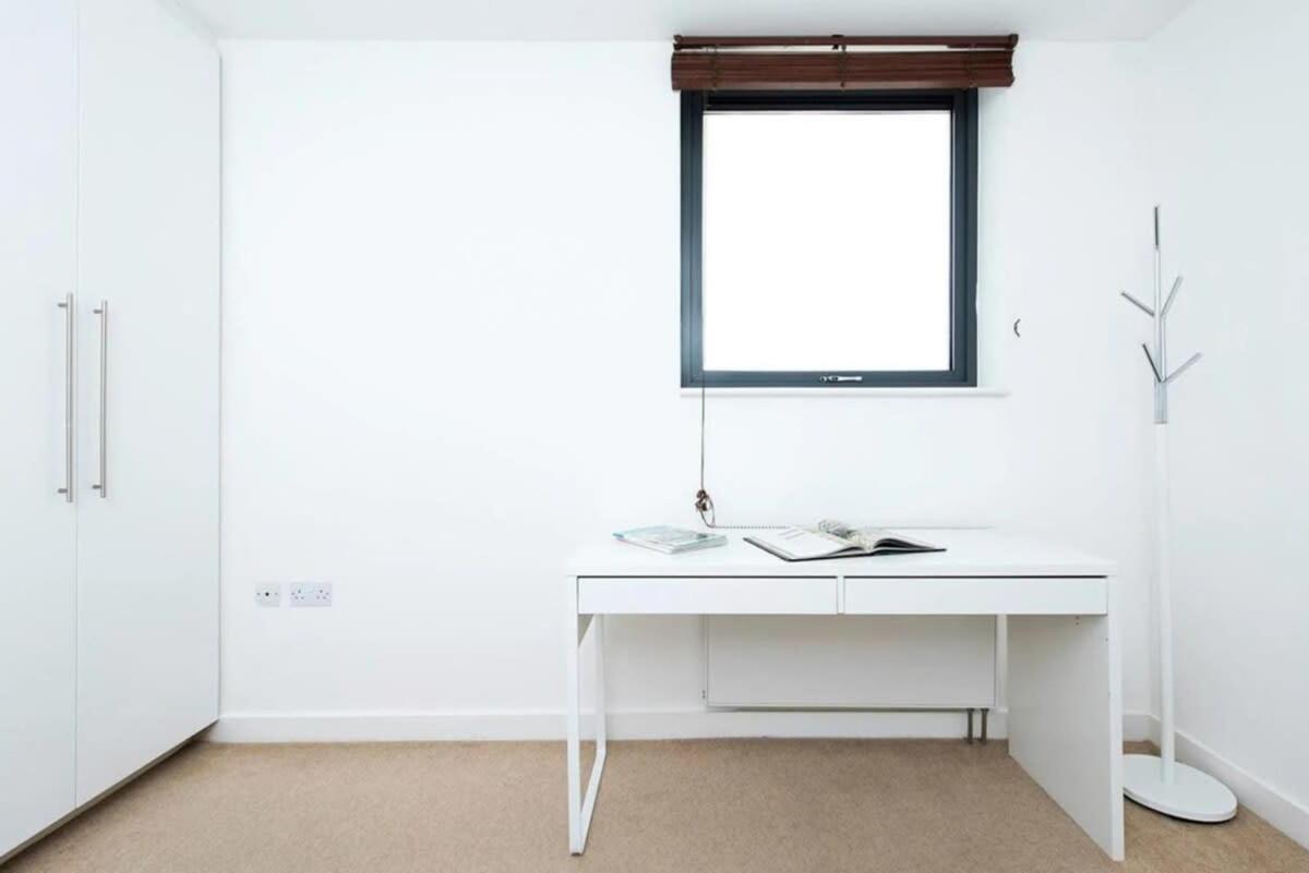 Modern 2 Bed Apartment W Balcony In London Exteriör bild