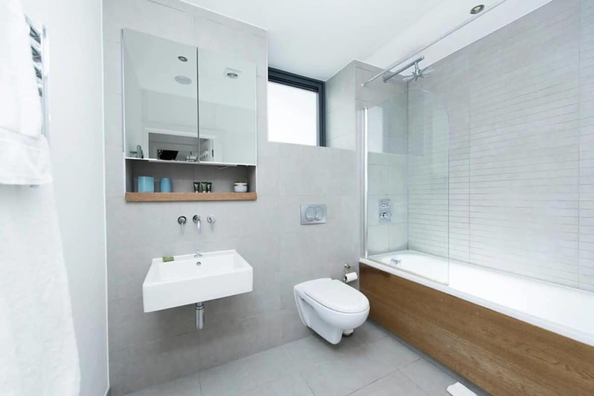 Modern 2 Bed Apartment W Balcony In London Exteriör bild