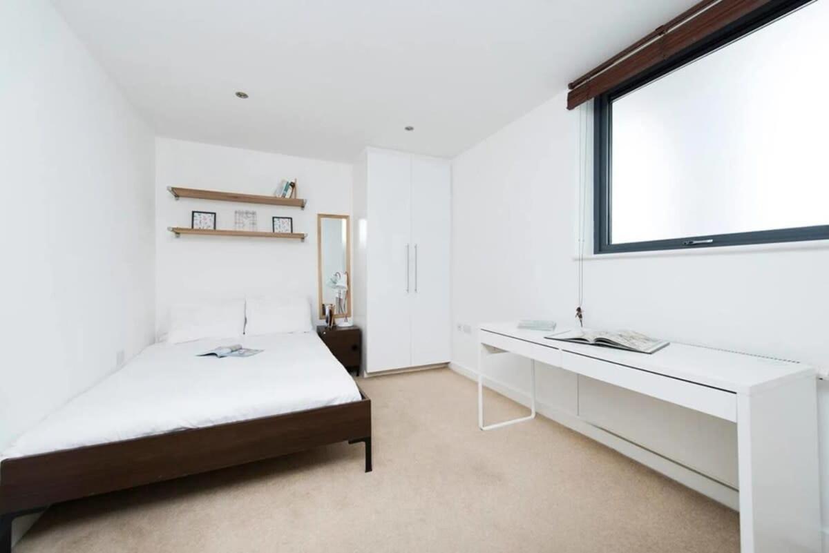 Modern 2 Bed Apartment W Balcony In London Exteriör bild